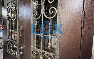 металлическая двустворчатая дверь с терморазрывом, стеклом и ковкой