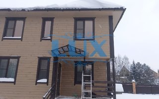 козырек над крыльцом деревянного дома