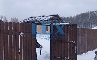 навес из поликарбоната над калиткой ворот деревянного дома