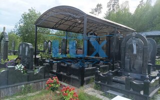 стальной навес ННМ-1 над могилой, изготовлен из сотового поликарбоната оранжевого цвета