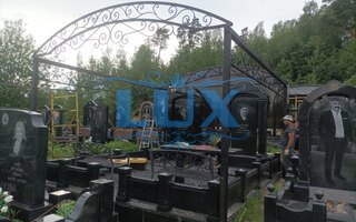 процесс установки стального навеса над могилой